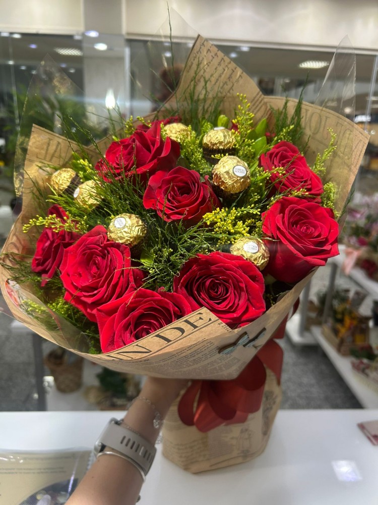 Buquê com 12 Rosas e 8 Chocolates ❤️