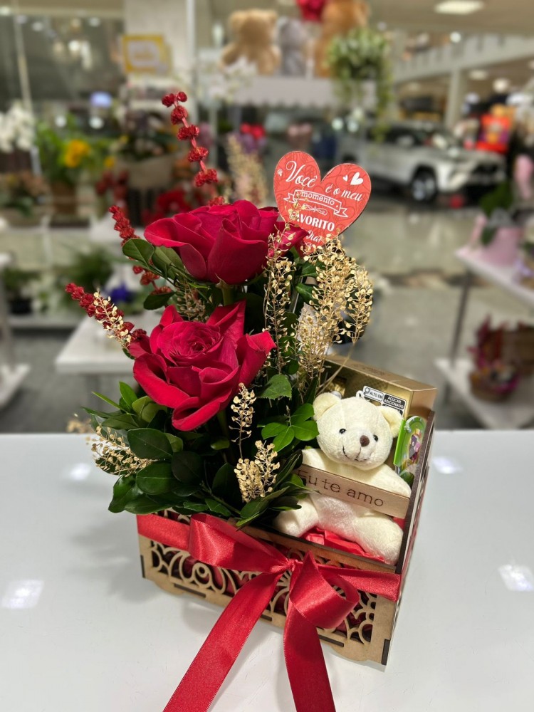 Mini Cesta de Rosas, Chocolates e Chaveiro 
