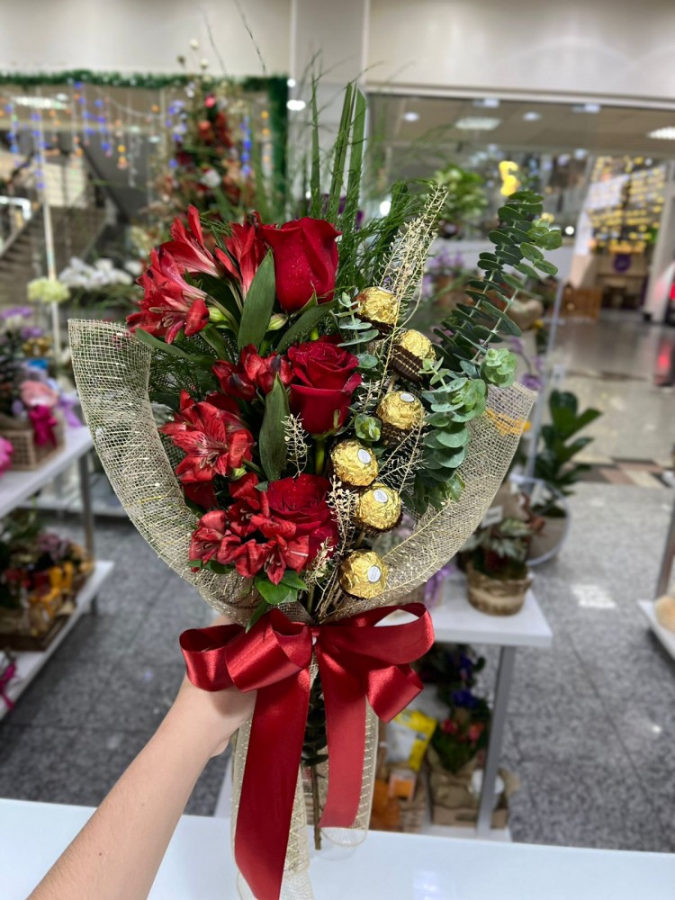 Ramalhete com 3 Rosas em Tela e 6 Chocolates 