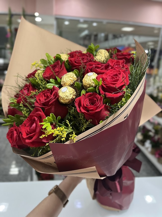Buquê com 24 Rosas e 8 Chocolates 