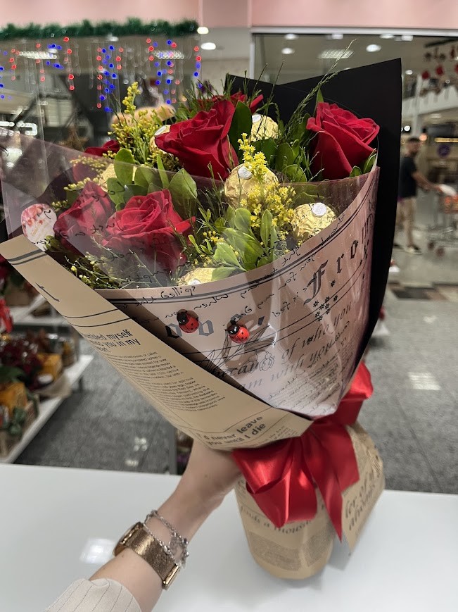 Buquê com 6 Rosas e 8 Chocolates 