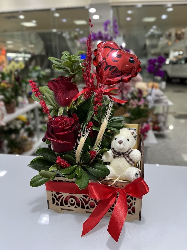 Mini Cesta de Rosas, Chocolates e Chaveiro 