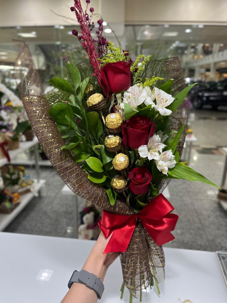 Ramalhete com 3 Rosas em Tela e 6 Chocolates 