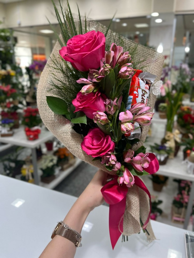 Ramalhete com 3 Rosas em Juta - Com Chocolate 