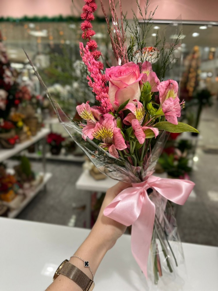 Rosa com acompanhamentos