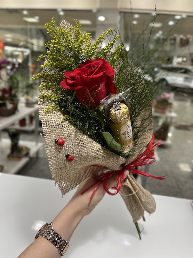 Rosa Vermelha em Juta com Chocolate ❤️